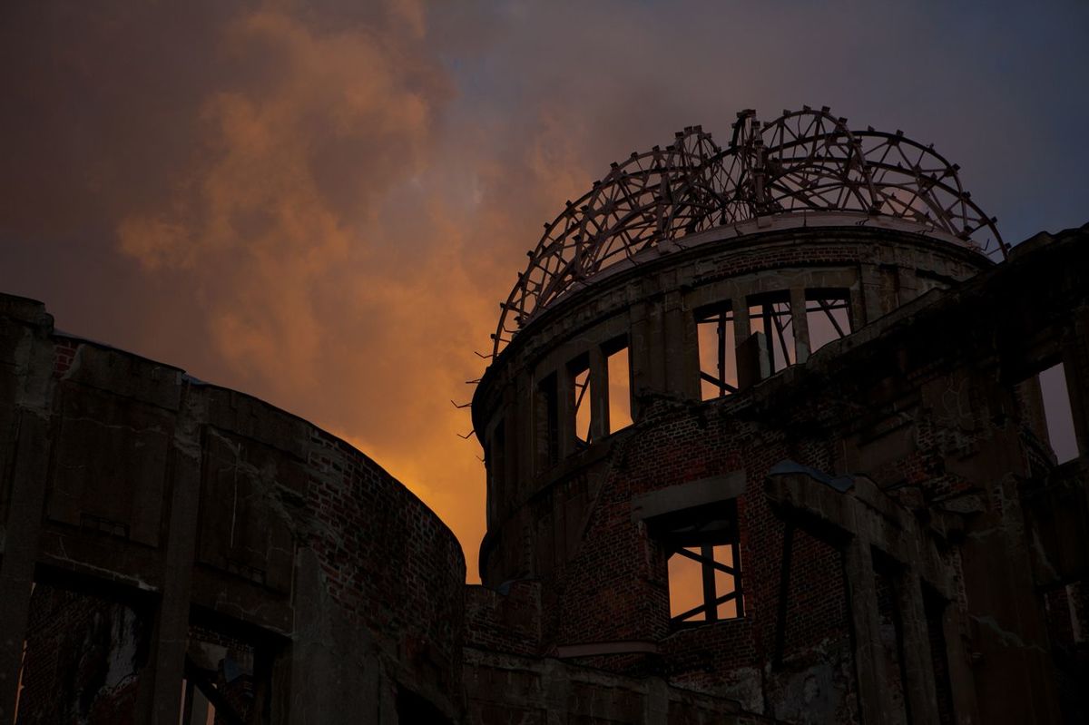 日没時の原爆ドーム