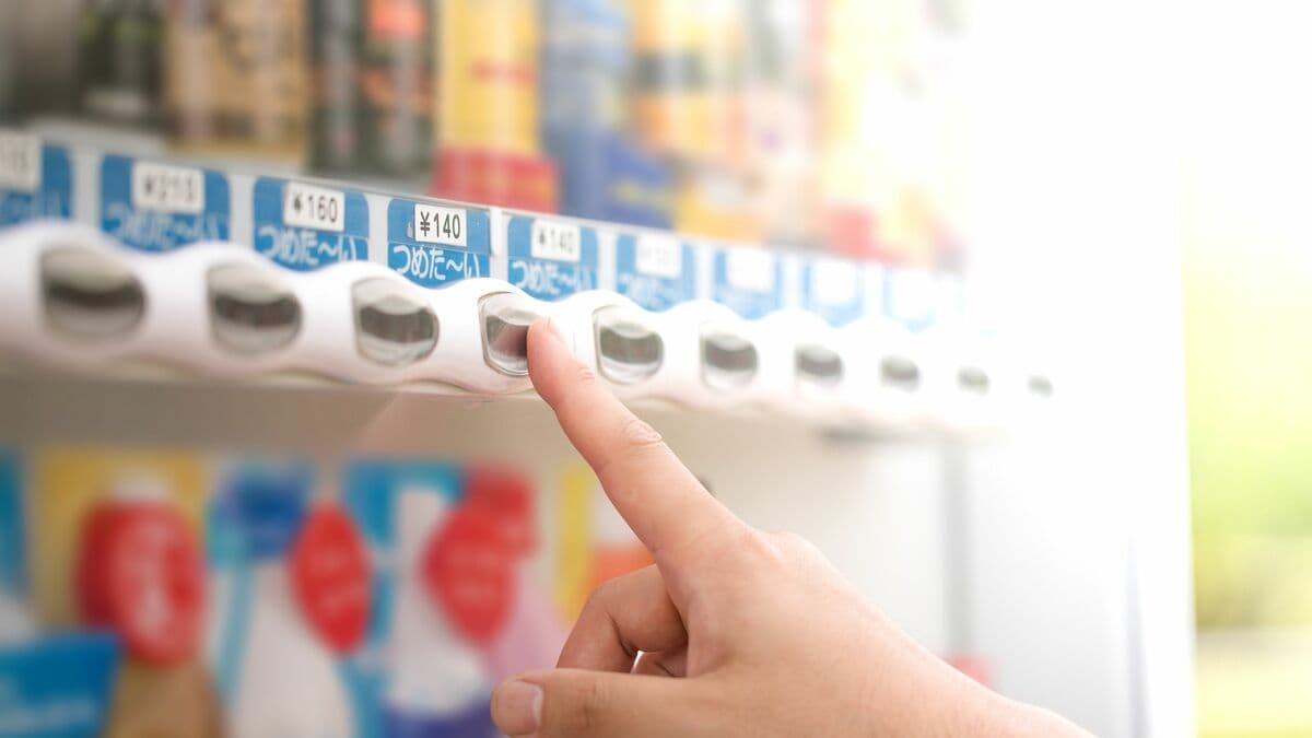 ｢人生で自販機の缶ジュースを買った回数はおそらく10回もない｣ひろゆきが苦もなく節約できるワケ お金を使いたくない考え方が刷り込まれている ...