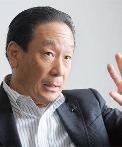 <strong>川本隆一</strong>●かわもと・りゅういち<br>1952年、愛知県生まれ。76年、早稲田大学理工学部卒業、伊奈製陶（現INAX）入社。半田工場に配属後、開発畑を歩く。2000年取締役、03年常務、06年専務。07年より現職。水温を自動調節する「サーモスタット混合水栓」や電源不要の「自動水栓」など数々のヒット商品を手がけた。