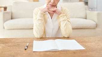 勧められた保険をそのまま選んではいけない…荻原博子｢50代からは一番安い保険が一番いい｣そのワケ