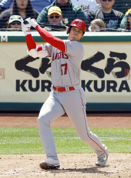 米大リーグ、アスレチックス戦で、今季1号のソロ本塁打を放つエンゼルスの大谷翔平