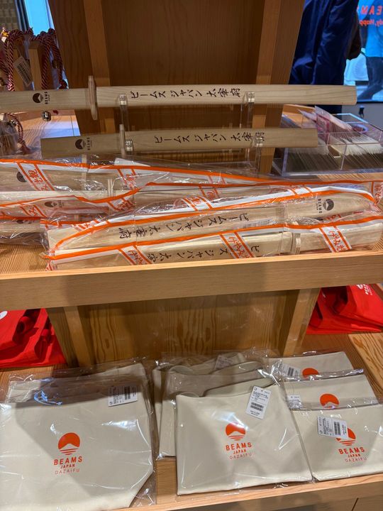 お土産ショップでおなじみの「木刀」も