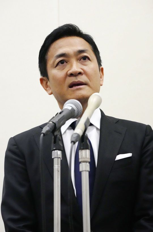 一部週刊誌による不倫報道を受けて記者会見する国民民主党の玉木雄一郎代表=2024年11月11日午前9時33分、国会