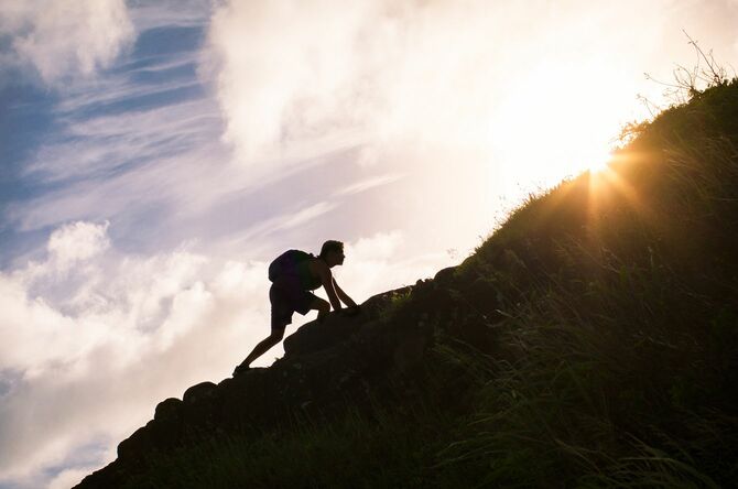 険しい山に登る人・人生目標の概念