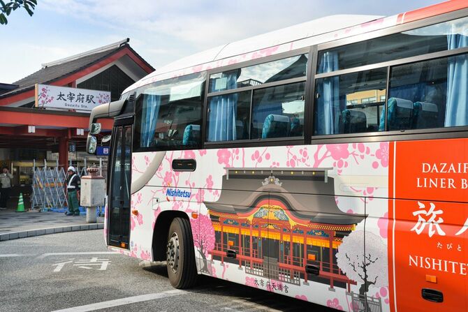 太宰府駅前に停車する太宰府ライナーバス「旅人」