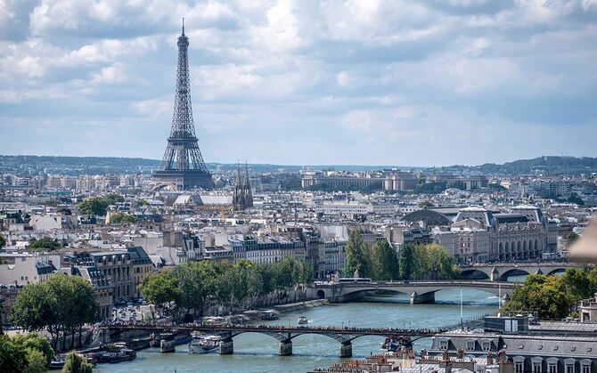 パリのサン・ジャック塔から見たエッフェル塔