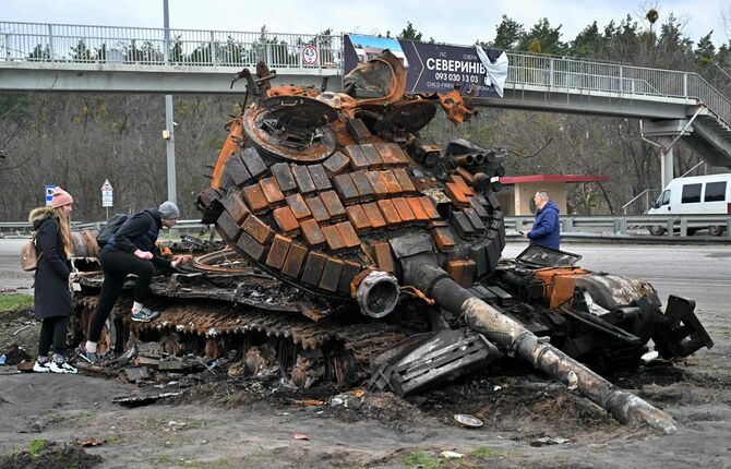 キーウ近郊のブゾワ村で、撃破され放棄されたロシア軍の戦車