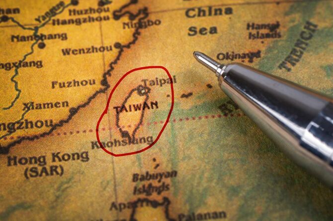 地図上の台湾に赤ペンで丸