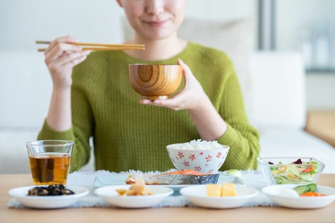 朝食を食べる若い女性