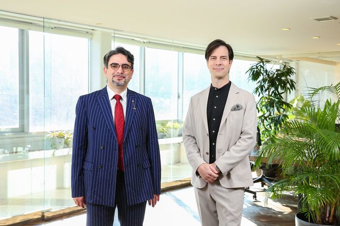 お笑い芸人のパックンさん(右)とエコノミストのエミン・ユルマズさん。