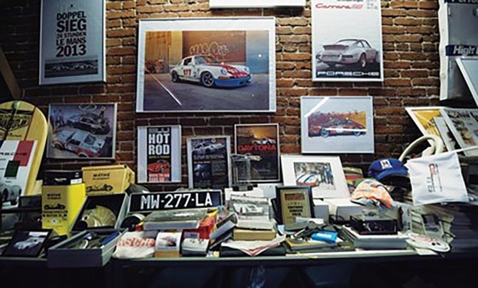 ガレージに並んだポルシェ関連のアイテム