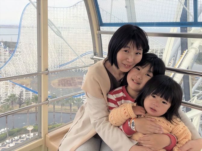 2人の娘と高本玲代さん(左)