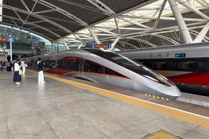 広州南駅に到着するG6579列車（肇慶-香港西九龍行き）