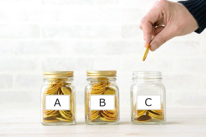 ボトルにお金を貯める人間の手