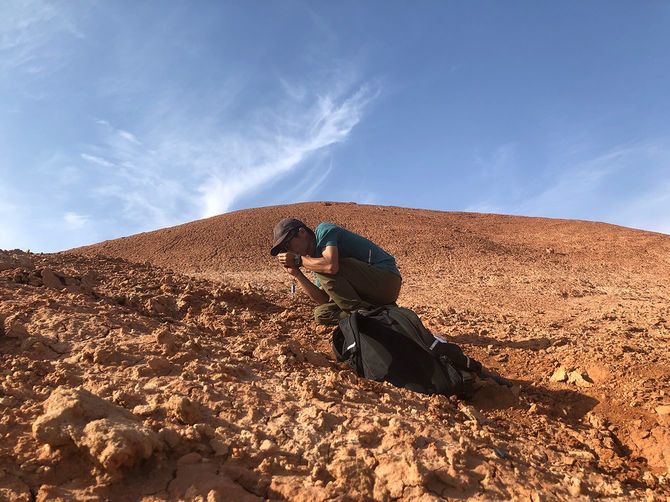 モンゴル・ゴビ砂漠で化石を探す著者