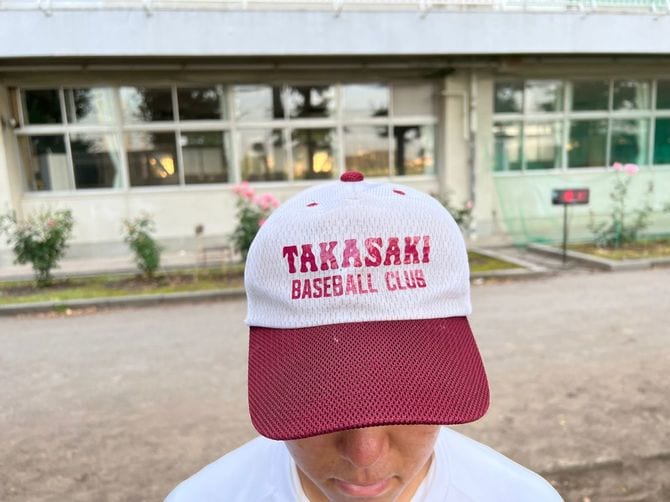 ユニフォームは白にエンジ