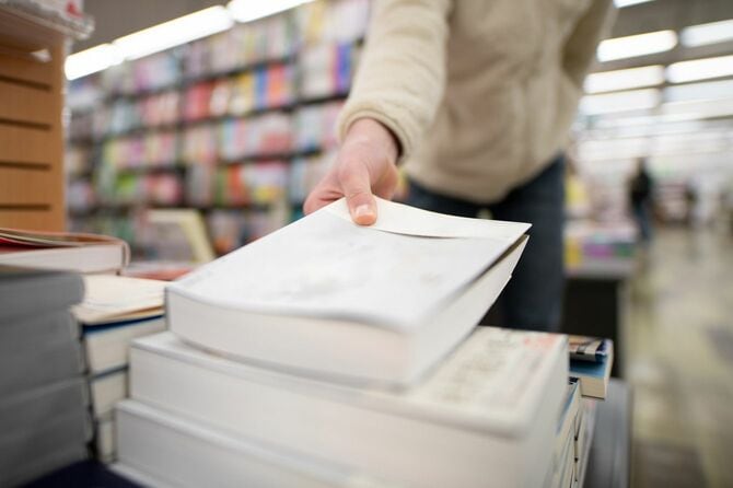 書店で本を手に取る男性