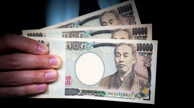 札束を持つビジネスマン