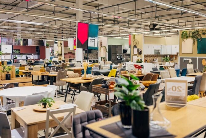 家具店のダイニングテーブルのコーナー