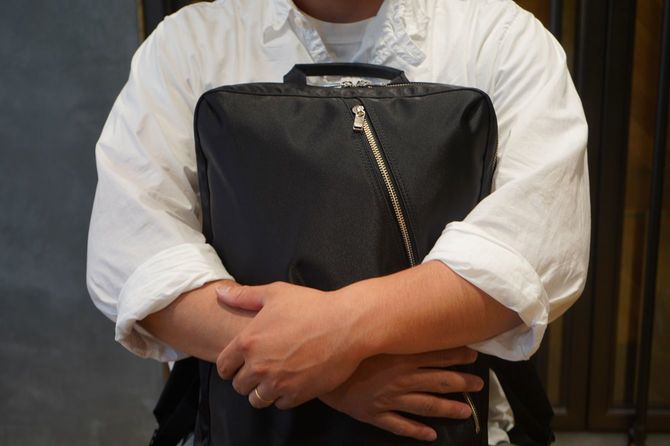 『ポーター リフト』のデイパックの横幅は、肩幅より小さくつくられている。だから電車の中でも周りの邪魔になりにくい。