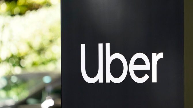 配車サービスのUber（ウーバー）の看板（東京都）