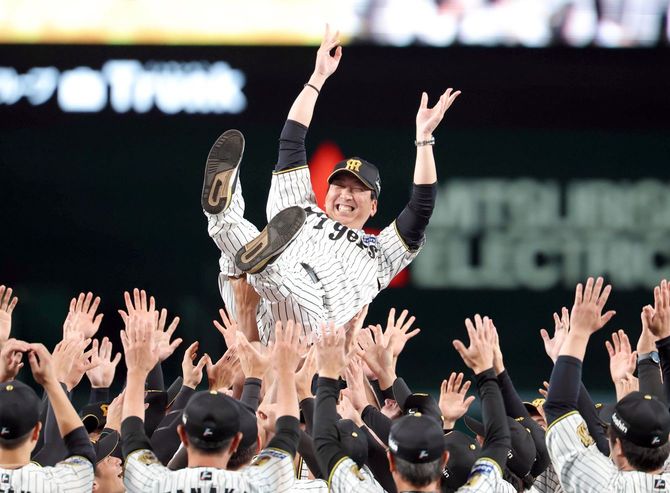 優勝セレモニー、胴上げされる藤川球児監督（カメラ・義村 治子）＝2026年10月6日、甲子園
