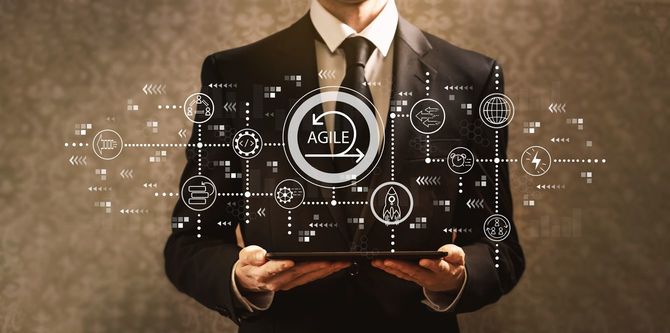 タブレット端末を持つビジネスマンとアジャイルの概念