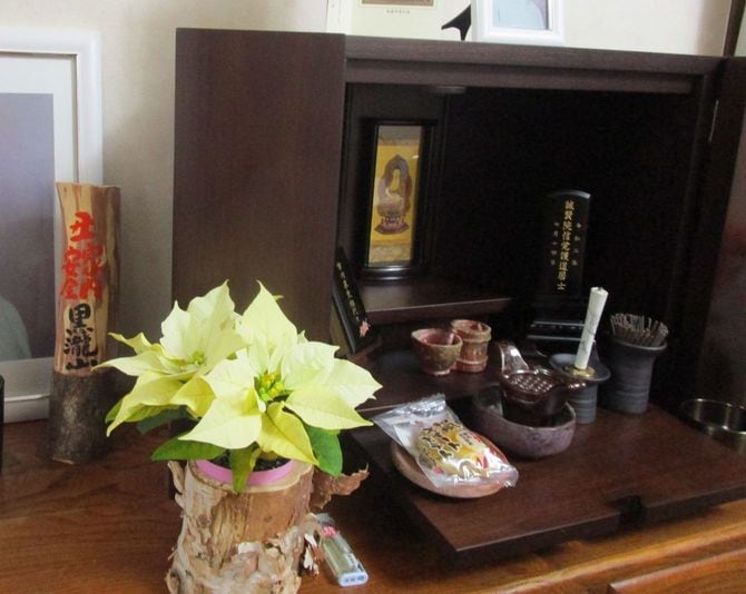 市川さんの仏壇。