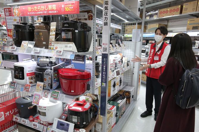 新型コロナウイルス感染拡大防止に伴う巣ごもり需要で人気となっている自動調理鍋の売り場(=2020年12月24日、東京都千代田区のビックカメラ有楽町店)