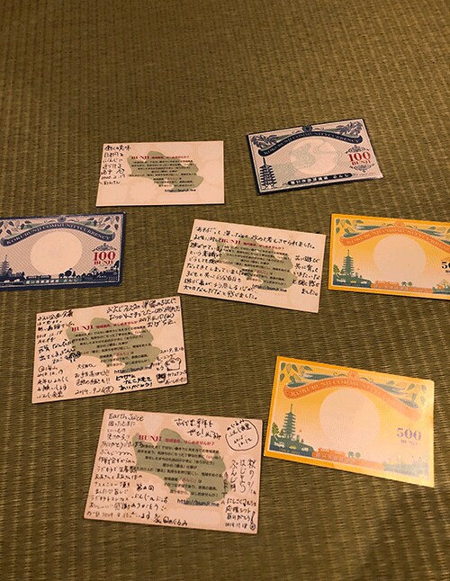 国分寺地域通貨「ぶんじ」。ぶんぶんウォークという国分寺の街歩きイベントから生まれた地域通貨。使うときに贈り手が裏面にメッセージを書いて渡すというルールがある。現在利用者は500人、通貨単位に「100ぶんじ」と500ぶんじ」の2種類がある。