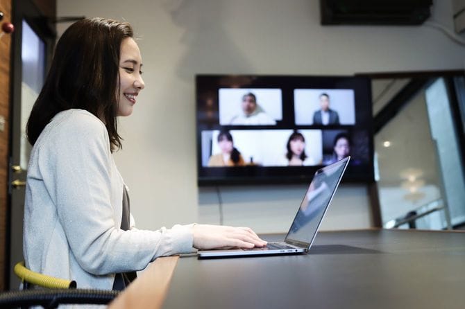 ビデオ会議をするビジネスウーマン