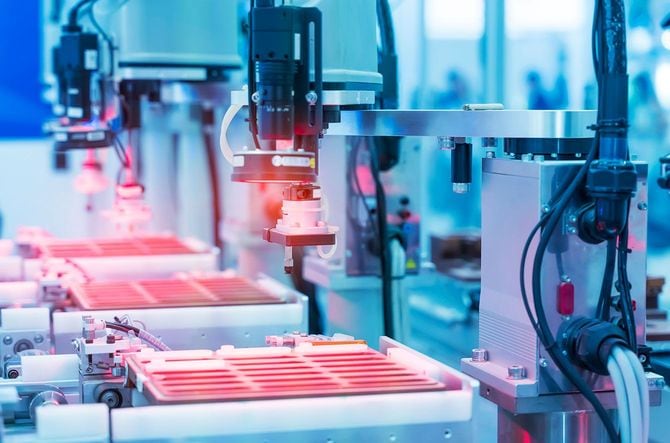 工場で稼働する、センサーを搭載した産業用ロボットアーム