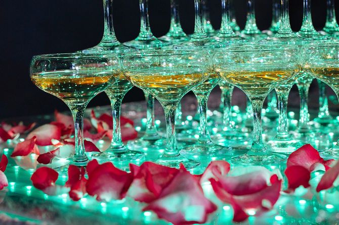 シャンパンのグラス。使い捨てからすのピラミッド