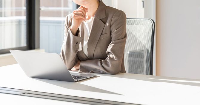 オフィスで働くアジアのビジネスウーマン