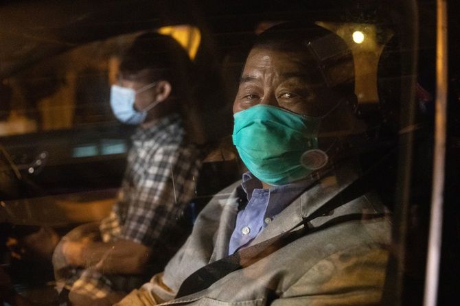 2020年8月12日、保釈され、車で警察署から去る香港紙「リンゴ日報」創業者の黎智英氏(中国・香港)