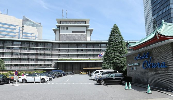 2015年8月に閉館し、建て替え工事のために取り壊されることが決まっているホテルオークラ東京本館の建物外観＝2015年7月13日、東京都港区虎ノ門