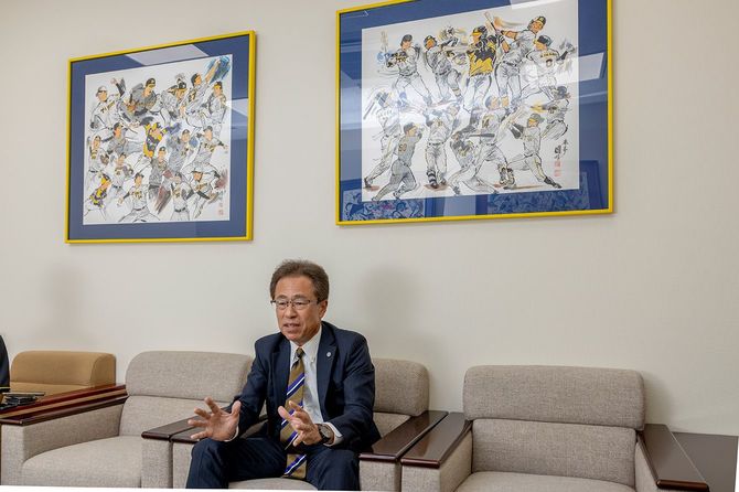 取材は優勝当日の昼、球団事務所にて行われた。