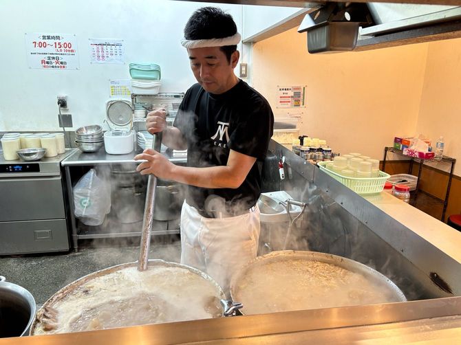 濃厚な豚骨スープの仕込みをする正博さん