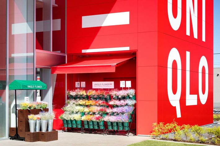 ユニクロの店頭に構えられたフラワーコーナー