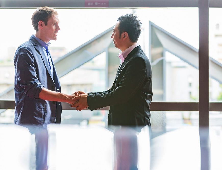 握手をする、外国人と日本人のビジネスマン
