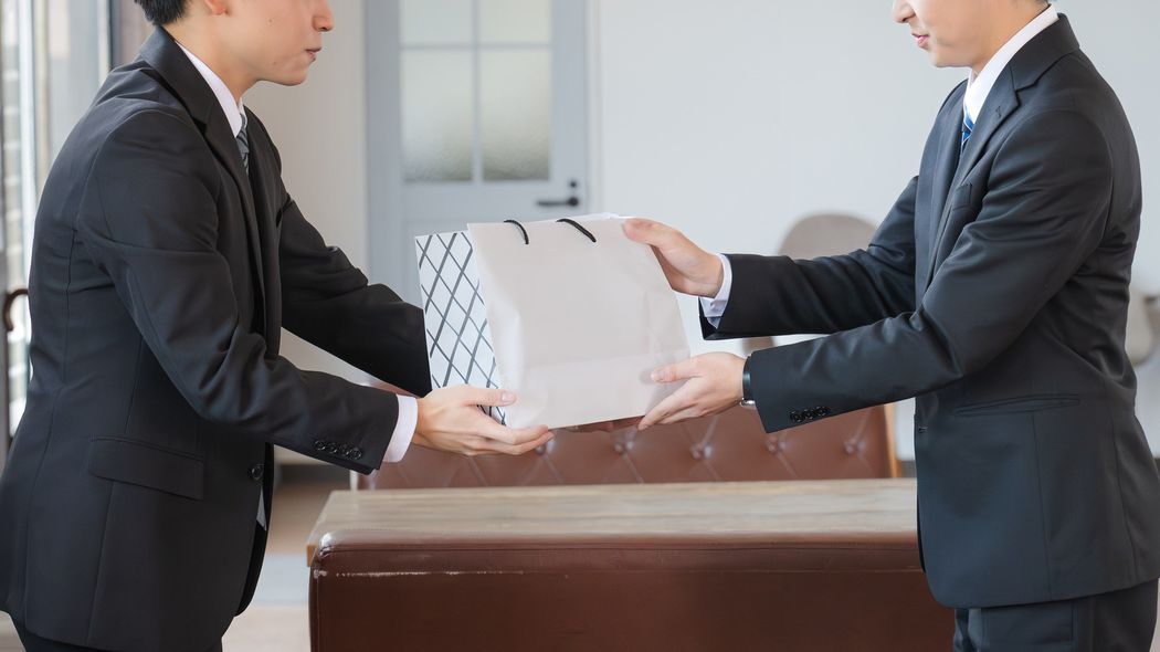三流は｢つまらないものですが｣と手土産を渡す､では一流は?…一発で好印象を得られる"最高のフレーズ" "喜んでもらう言葉"を考えるといい