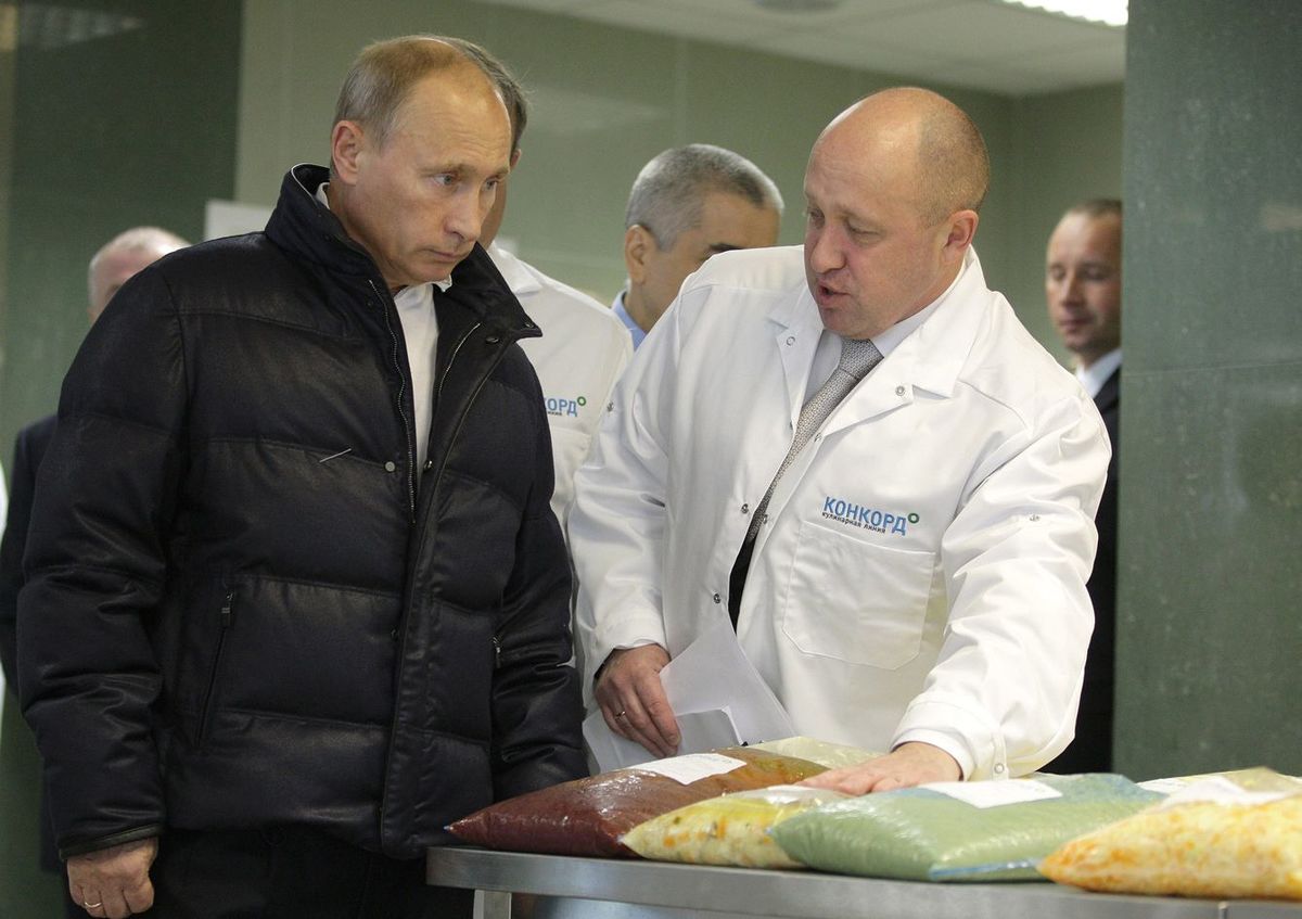 2010年9月20日、ウラジーミル・プーチン首相が、学校に調理済み給食を供給する新工場「コンコード」を視察