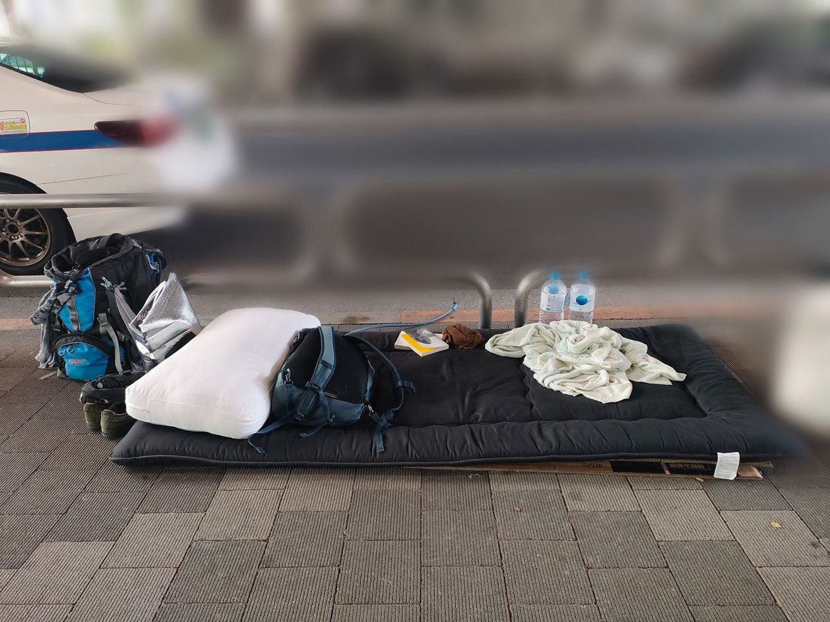 西新宿で拾った布団を都庁下の路上に敷いて寝ていた國友氏。
