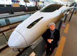 水戸岡氏がデザイン 西九州新幹線の車両デザイン発表 - 観光経済新聞