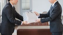 三流は｢つまらないものですが｣と手土産を渡す､では一流は?…一発で好印象を得られる"最高のフレーズ"