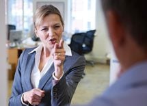 職場でSNSに興じる後輩を懲らしめる一言