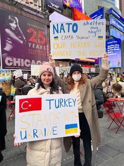 NYのタイムズスクエア周辺で行われたロシアによるウクライナ軍事侵攻に抗議する人々