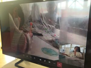 自宅と教室をつないだ図工の授業の様子。作業台の上にタブレットを置けば、クラスメートの隣にいる感覚で創作活動ができる。写真＝狛江市立狛江第三小学校提供
