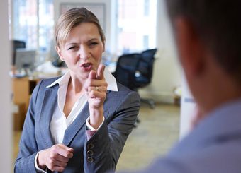 職場でSNSに興じる後輩を懲らしめる一言