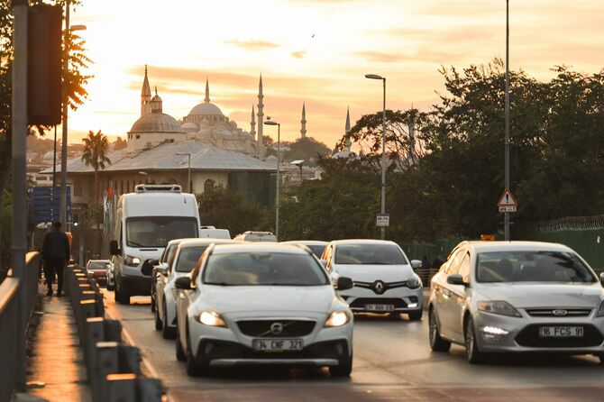 夕暮れ時のイスタンブールの道路
